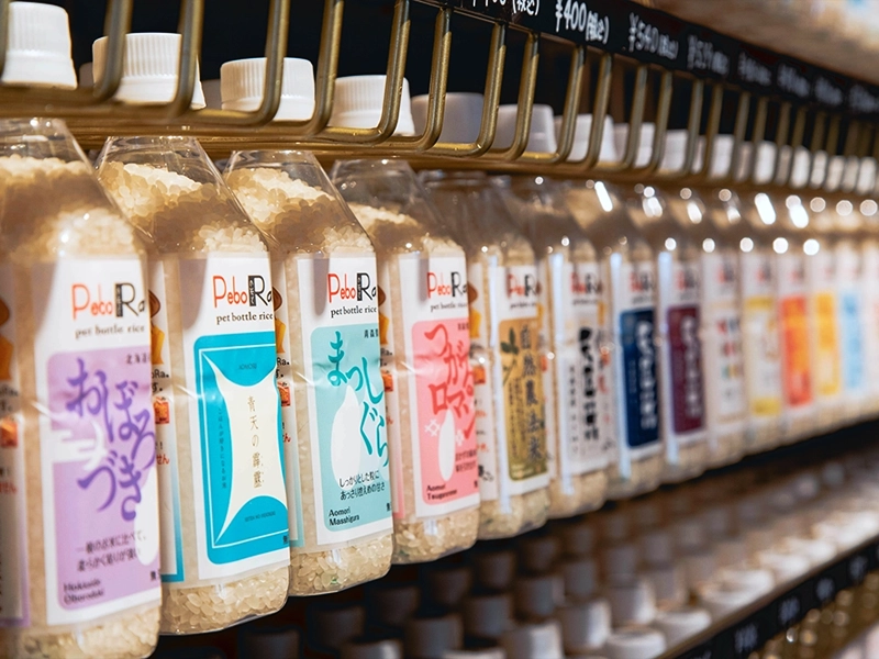 KOMEKUUTO八戸店のPeboRa(ペットボトルライス)の陳列風景